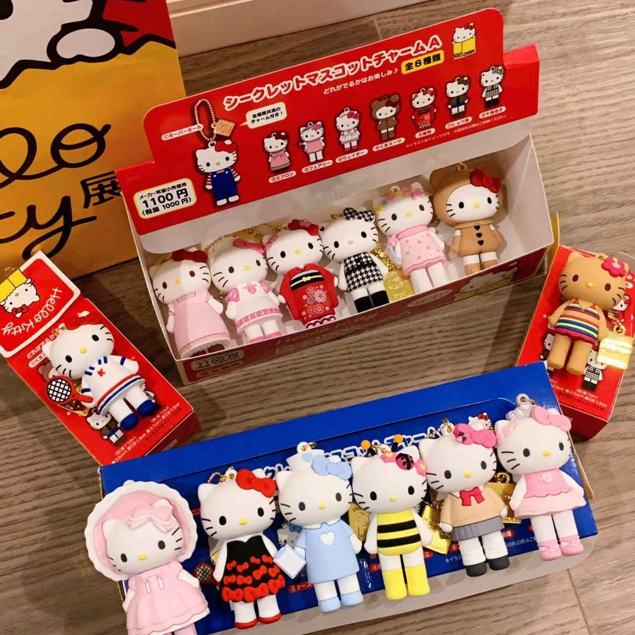 Sanrio | Hello Kitty 50th Anniversary | Tokyo Museum Exhibition Limited Mascot Charm | Blind Box